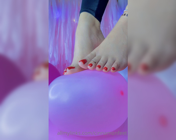 Goddess Cinnamon aka cinnamonfeet2 OnlyFans - Watch my toes play I know you wish your face was that balloon