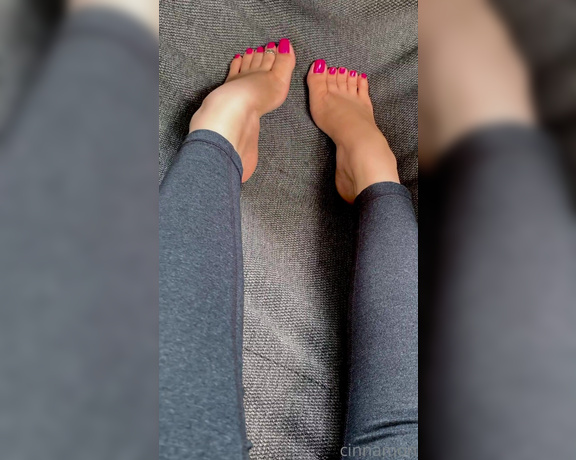 Goddess Cinnamon aka cinnamonfeet2 OnlyFans - You are there at the end of the hammock side worshiping my toes and arches as I strecth and point