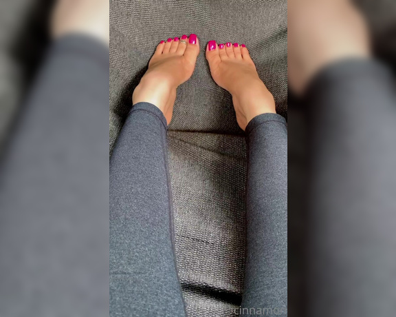 Goddess Cinnamon aka cinnamonfeet2 OnlyFans - You are there at the end of the hammock side worshiping my toes and arches as I strecth and point