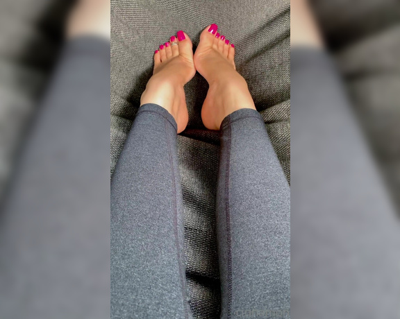 Goddess Cinnamon aka cinnamonfeet2 OnlyFans - You are there at the end of the hammock side worshiping my toes and arches as I strecth and point