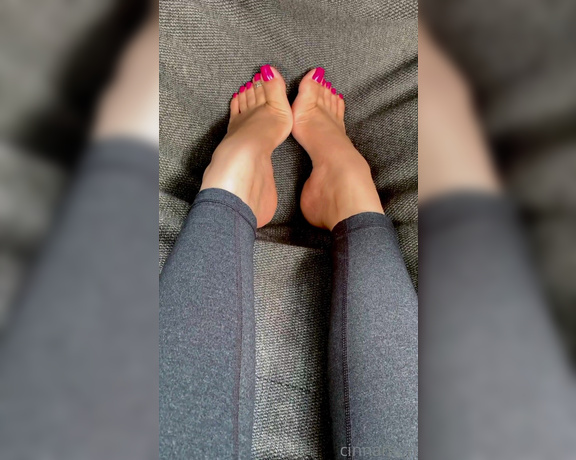 Goddess Cinnamon aka cinnamonfeet2 OnlyFans - You are there at the end of the hammock side worshiping my toes and arches as I strecth and point