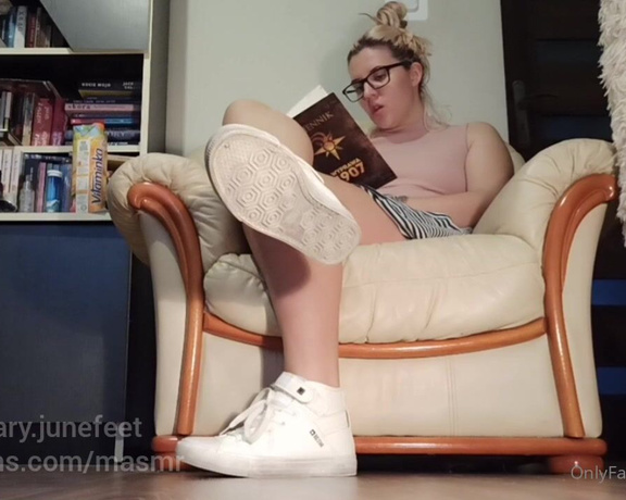 Masmr aka masmr OnlyFans - Lucky you, teacher! Your student is a yooung hot chick with some sexy white high sneakers Are you