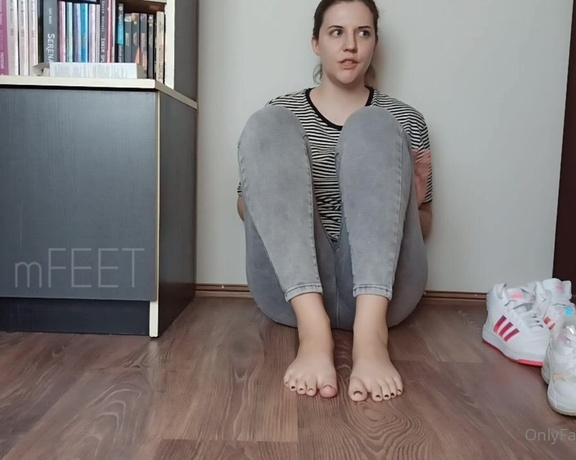 Masmr aka masmr OnlyFans - YouTube video  trying on two pairs sports shoes With & without socks