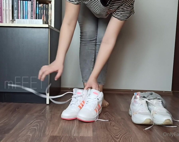 Masmr aka masmr OnlyFans - YouTube video  trying on two pairs sports shoes With & without socks