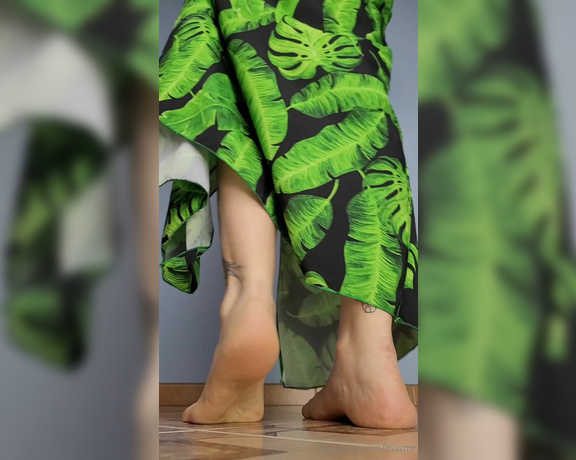 Masmr aka masmr OnlyFans - #9April  leafy long dress, turning around, showing feet off Arches, wrinkly scrunch, painted toes