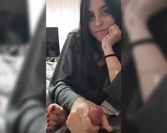 Maybel aka maybel2 OnlyFans - @boys maybel Gli faccio un footjob e mi faccio venire sul culo I give him a footjob and cum