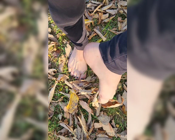 Mssjada aka mssjada OnlyFans - 2 minutes of barefoot leaf crunchin what do you want to see me and my perfect feet do next