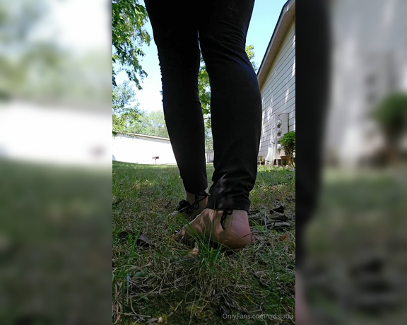 Mssjada aka mssjada OnlyFans - Up close next to my soles while Im walking around outside barefoot Do you like this POV