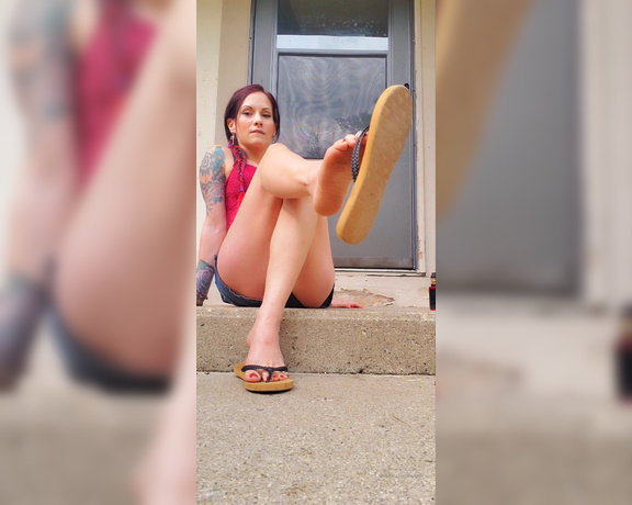 Mssjada aka mssjada OnlyFans - Sitting outside listening to the birds, Dangling my Flip Flops until they fall off, and showing off