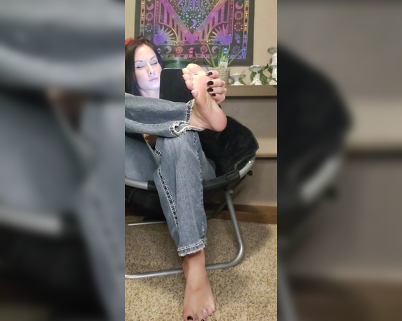 Mssjada aka mssjada OnlyFans - Over here ignoring you while I Dangle my Flip Flops until they fall off, then I gave my feet a littl