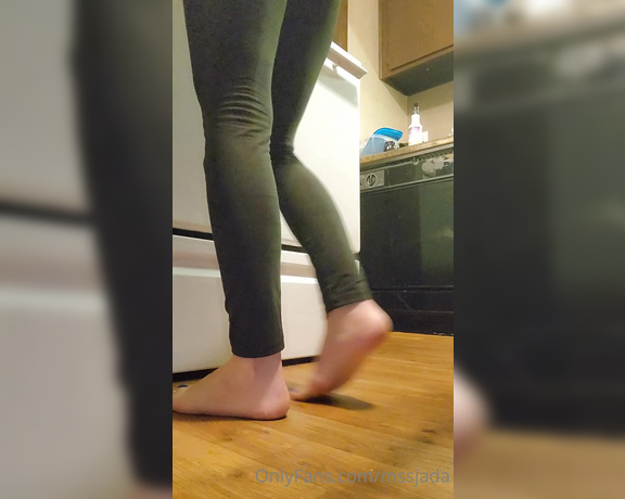 Mssjada aka mssjada OnlyFans - Watch my perfect little feet while I cook