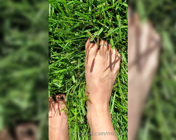 Mssjada aka mssjada OnlyFans - Walking around outside barefoot playing in the grass with me feet