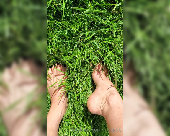 Mssjada aka mssjada OnlyFans - Walking around outside barefoot playing in the grass with me feet