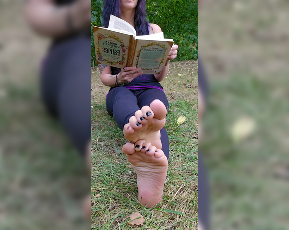Mssjada aka mssjada OnlyFans - Reading my book outside while you sit next to me and stare at my perfect soles