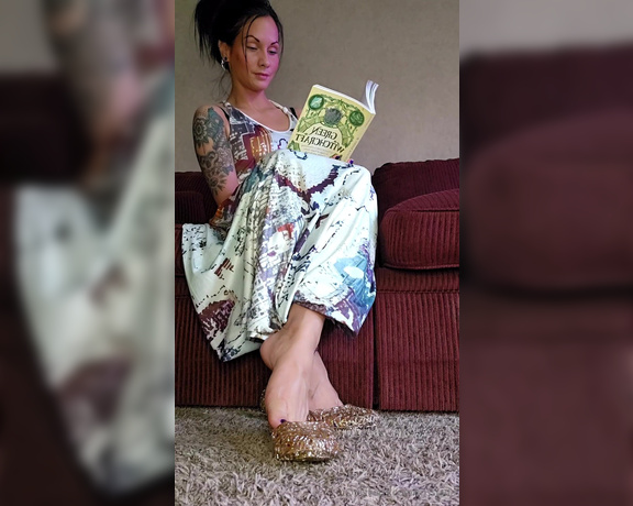Mssjada aka mssjada OnlyFans - Sitting on the couch, reading and dangling my one pair if my jelly flats that @u825118 sent me from
