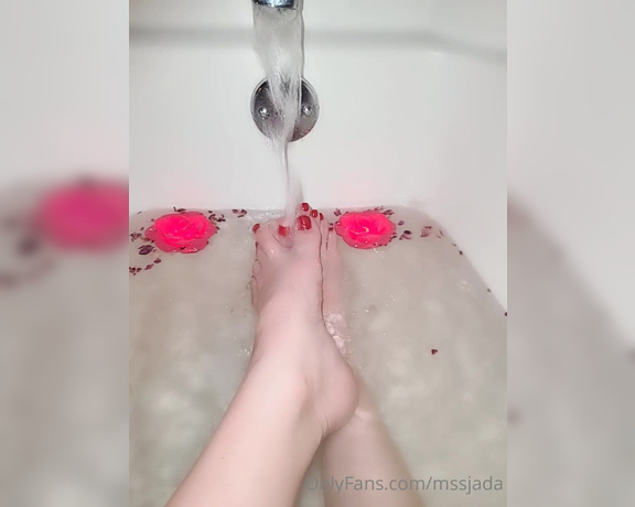 Mssjada aka mssjada OnlyFans - I was on these cute little feet all day Time to soak them in the bath 1