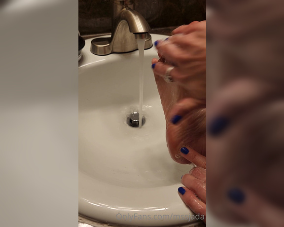 Mssjada aka mssjada OnlyFans - Washing my feet in the sink