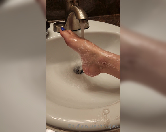 Mssjada aka mssjada OnlyFans - Washing my feet in the sink