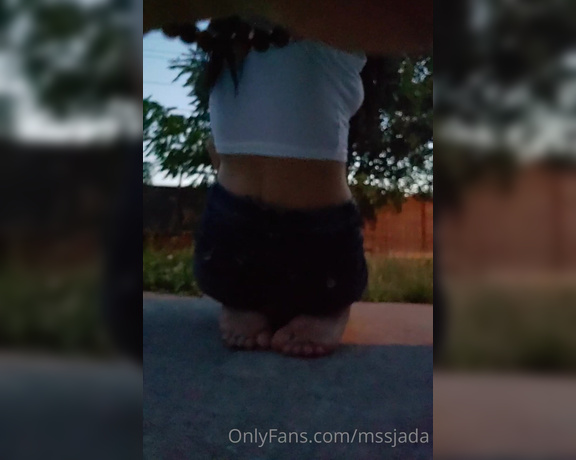 Mssjada aka mssjada OnlyFans - I love the sound of fireworks so I came outside to watch for some while I show my soles and booty