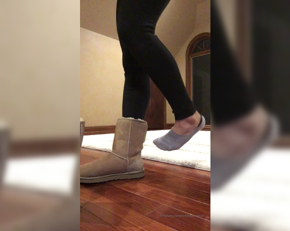 Theenchantressb aka theenchantressb OnlyFans - Lets warm things up with some ugg play!