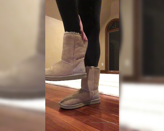 Theenchantressb aka theenchantressb OnlyFans - Lets warm things up with some ugg play!