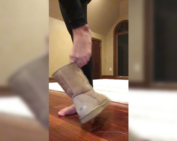 Theenchantressb aka theenchantressb OnlyFans - Lets warm things up with some ugg play!