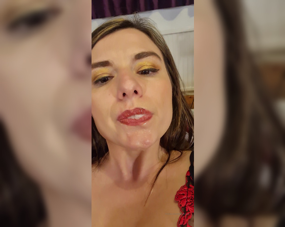 UKMistressRose aka theenglishrose3 OnlyFans - Fancy a late night tickle ) as you boys all voted for cuckold I thought Id show you how much I can