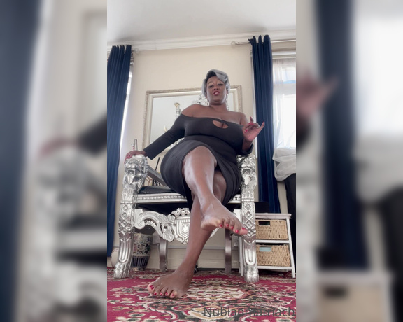 Madame Caramel aka madam___caramel OnlyFans - Come and clean with your tongue my beautiful pedicured black feet I want your tongue ready