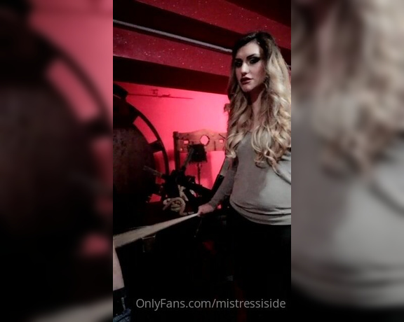 Mistress Iside aka mistressiside OnlyFans - Lui sa benissimo quanto io detesti aspettare, soprattutto quando ho voglia di rilassarmi e bere un 1