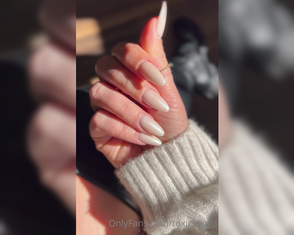 Toxicsugga aka toxicsugga OnlyFans - Nylon Beine, Leder Overkness & perfekte Nails Es Triggert dich, allein der schmerzvolle Gedanke das