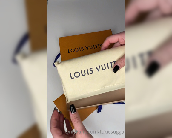 Toxicsugga aka toxicsugga OnlyFans - Unpacking Louis Vuitton