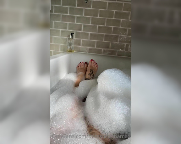 Miss Suzanna Maxwell aka Misssuzannamax Onlyfans - Look at all the bubbles in My bath time My pedicure still sparkles, if only there was