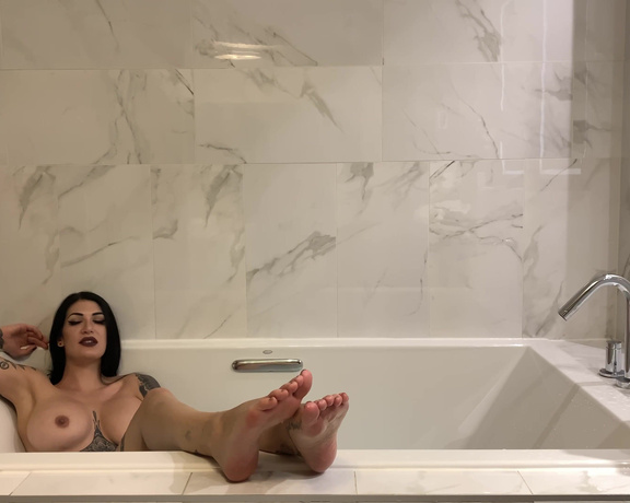 Damazonia - Massage My Feet While I'm Enjoying My Bath