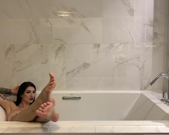 Damazonia - Massage My Feet While I'm Enjoying My Bath