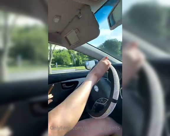 Qxeenkay feetts Onlyfans - Driving with my feet is fun 1