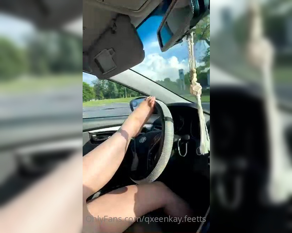 Qxeenkay feetts Onlyfans - Driving with my feet is fun 1