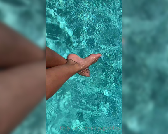 Alyafeets aka Alyagoddess Onlyfans - What you do if you swimming by and you see this