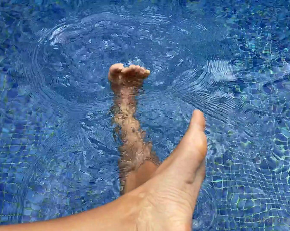 Alyafeets aka Alyagoddess Onlyfans - Playing around in the water, fancy an underwater Footjob