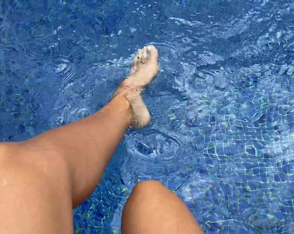 Alyafeets aka Alyagoddess Onlyfans - Playing around in the water, fancy an underwater Footjob