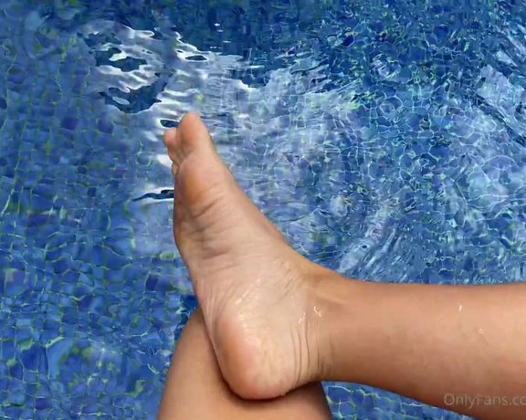 Alyafeets aka Alyagoddess Onlyfans - Playing around in the water, fancy an underwater Footjob