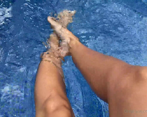 Alyafeets aka Alyagoddess Onlyfans - Playing around in the water, fancy an underwater Footjob