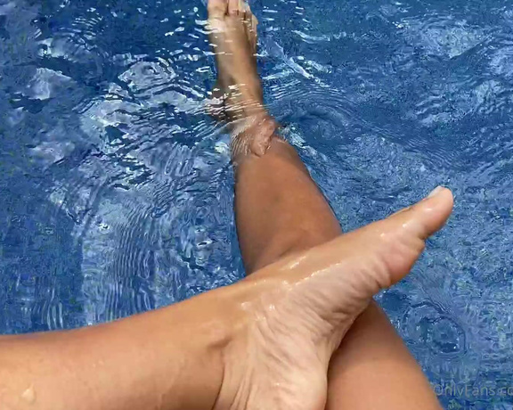 Alyafeets aka Alyagoddess Onlyfans - Playing around in the water, fancy an underwater Footjob