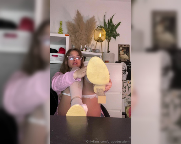 Goddess Demi aka urgoddessdemi OnlyFans - Full 6 min nylons & heels removal joi humiliation showing my bare soles for you all !!