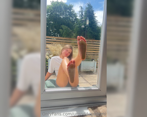 Goddess Demi aka urgoddessdemi OnlyFans - Lick my sweaty foot prints off the window