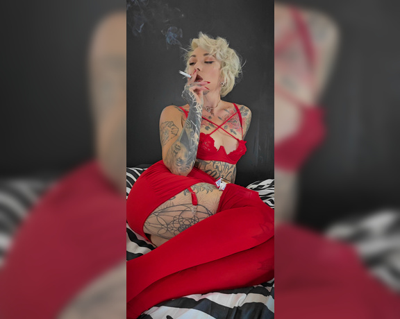 Kinkerbell23 - Kinkerbell23 - Sucking, Playing And Smoking Three Marlboro Red 100S Dressed In All Red (Сlips4sale)