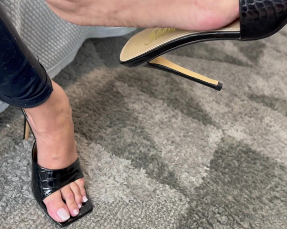 Goddess Grazi aka producer_gg OnlyFans - Elizabeth has one of the biggest feet weve ever seen and recorded