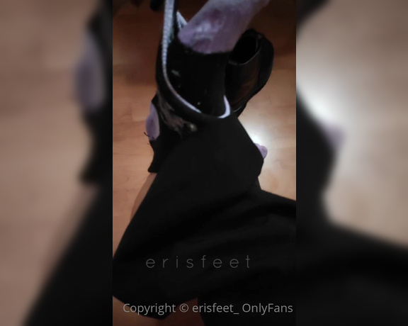 Erisfeet aka erisfeet_ OnlyFans - Guarda i miei piedi sudati Look at my sweaty feet