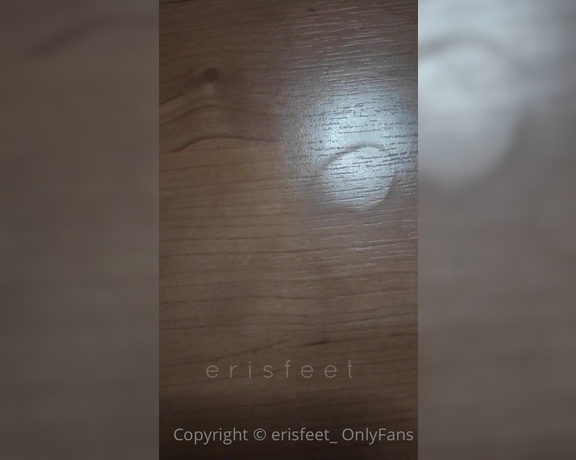 Erisfeet aka erisfeet_ OnlyFans - Guarda i miei piedi sudati Look at my sweaty feet