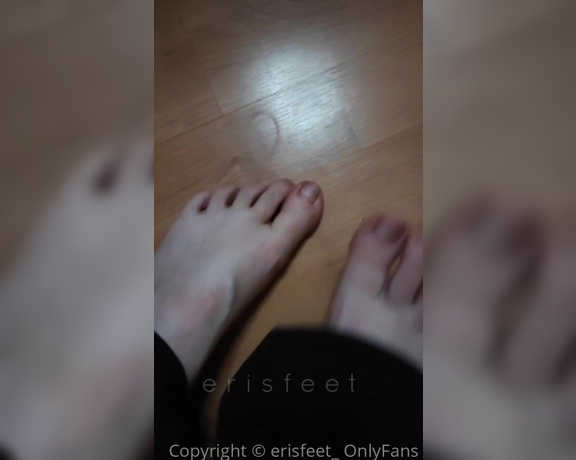 Erisfeet aka erisfeet_ OnlyFans - Guarda i miei piedi sudati Look at my sweaty feet