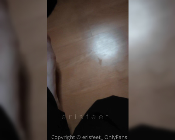 Erisfeet aka erisfeet_ OnlyFans - Guarda i miei piedi sudati Look at my sweaty feet